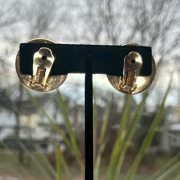 Vintage signed Bergere faux fur animal print leopard clip on earrings. - Picture 2 of 4